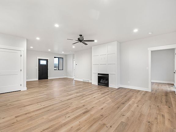 5th image of 564 Aspen Ave