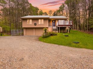 752 Peninsula Dr, Central City, PA 15926