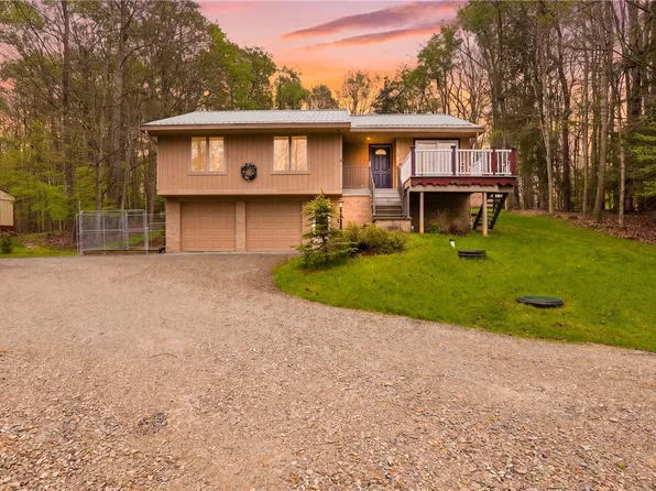 752 Peninsula Dr, Central City, PA 15926