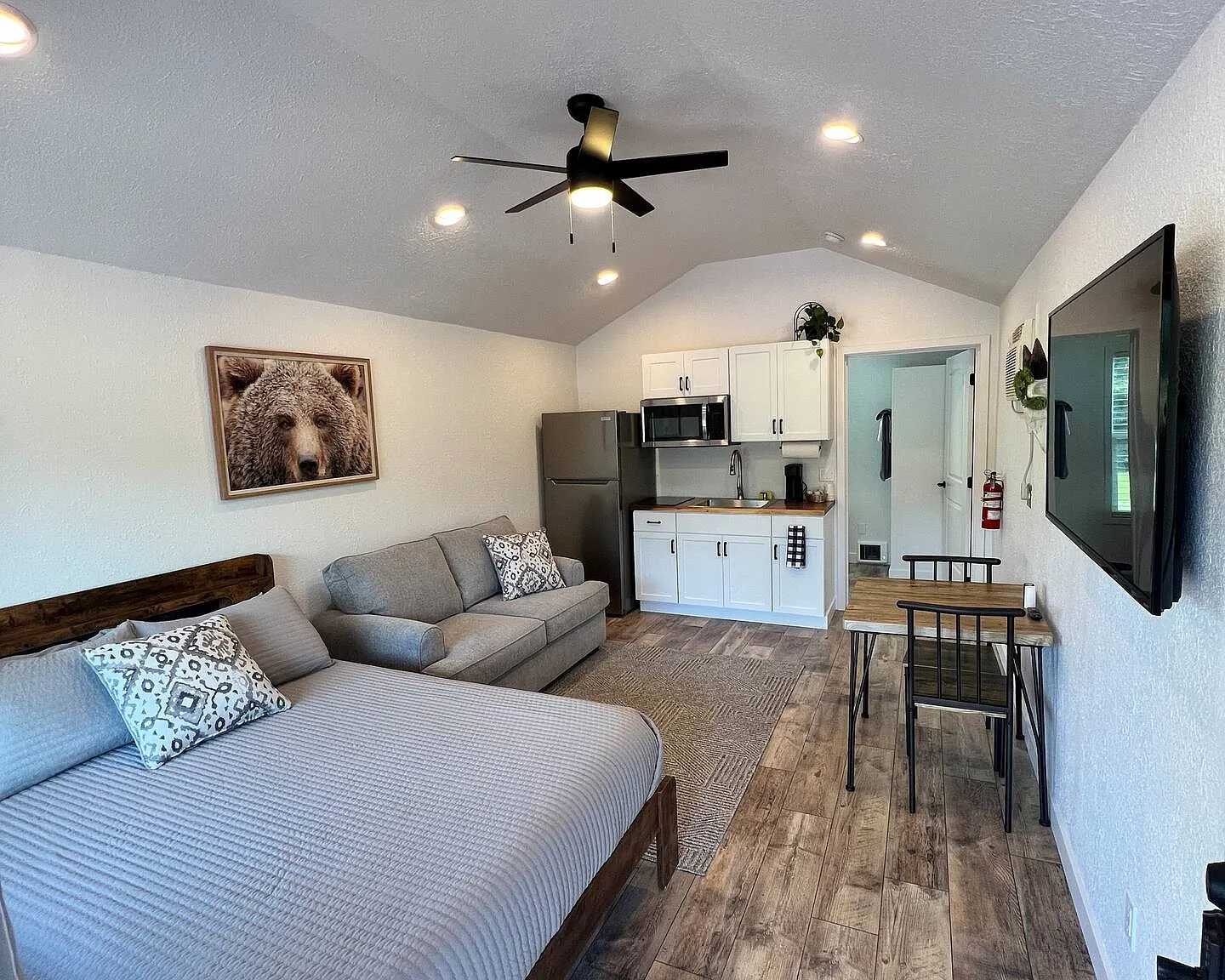 1 bed, 300 sqft, $1,050 — Photo 3
