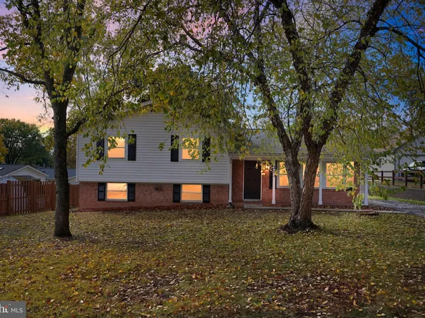 203 N Fir Ct, Sterling, VA 20164