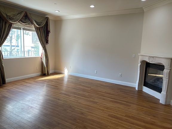 3rd image of 5255 Hermitage Ave Unit 106