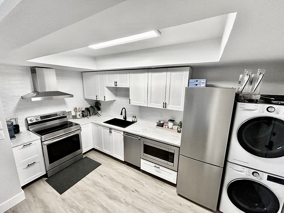 Stainless steel appliances: microwave and dishwasher for your busy or not lifestyle.