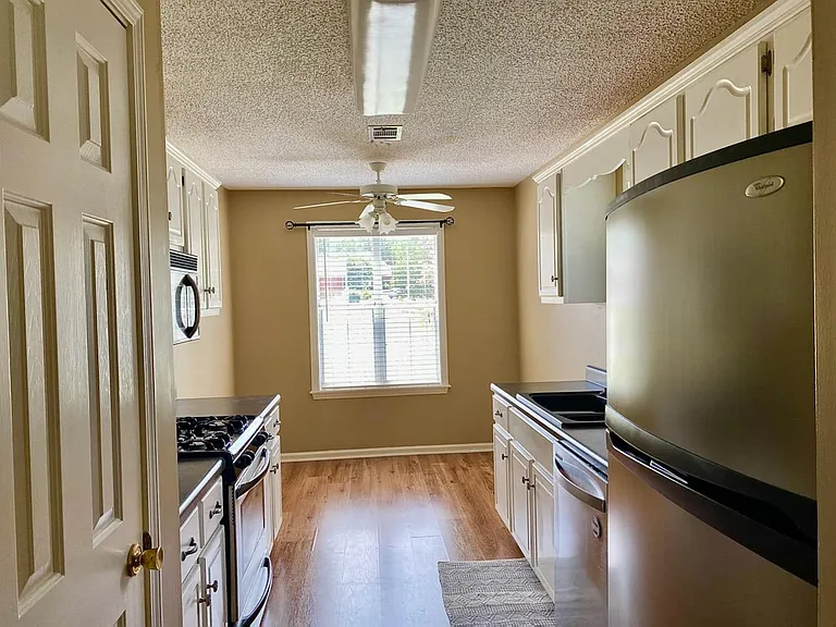 656 Bartlett Ln — Photo 3