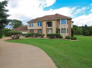 4 Red Barn Rd, North Oaks, MN 55127