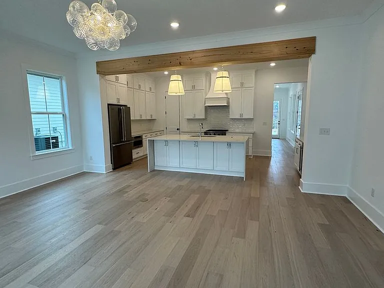 806 Lilla Ln — Photo 9