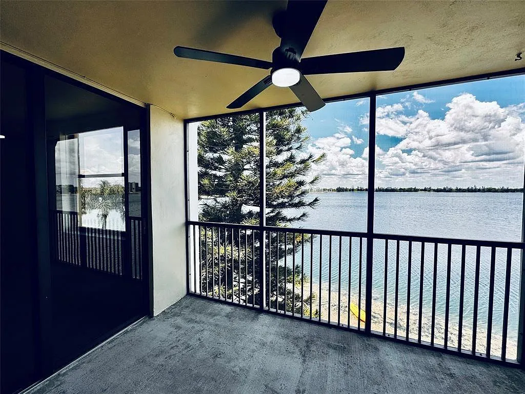 2 bed, 2.0 bath, 920 sqft, $1,900 — Photo 3