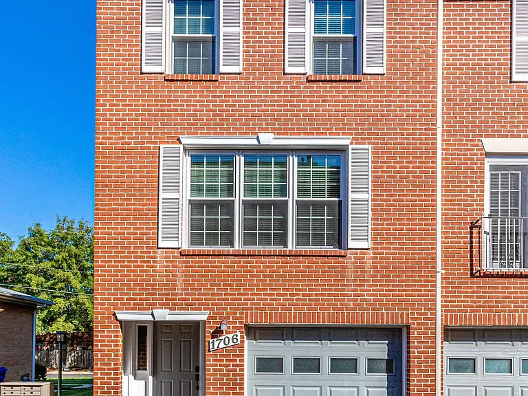 1706 S Edgewood St — Photo 2