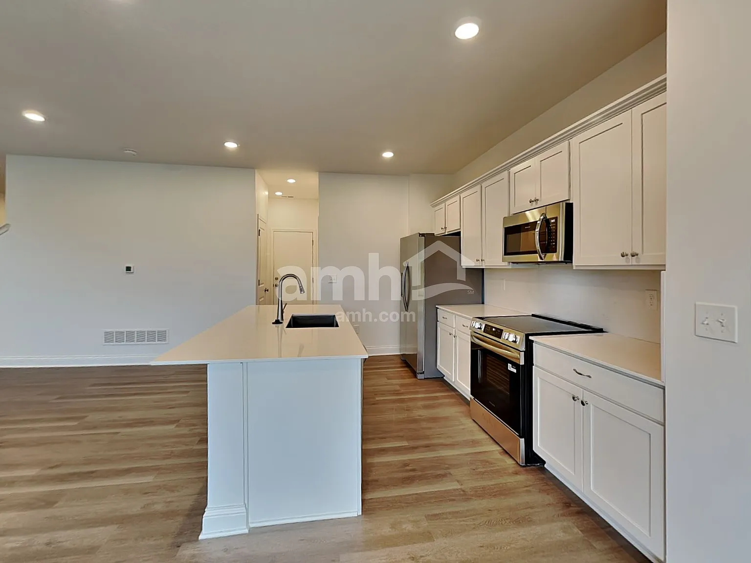 4 bed, 2.5 bath, 1977 sqft, $2,700 — Photo 3