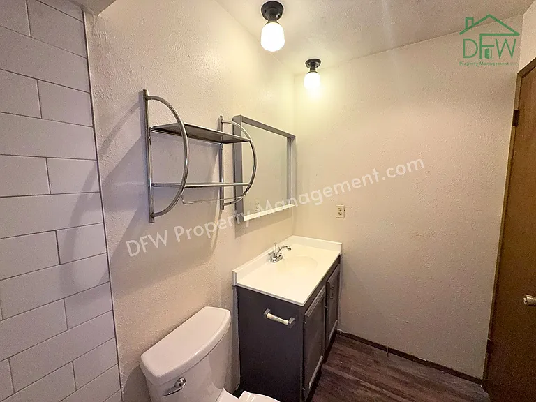 1233 Steinburg Ln — Photo 6