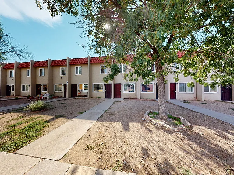 Updated 2 Bedroom Town Home Apt. in the Sawmill District — Photo 31