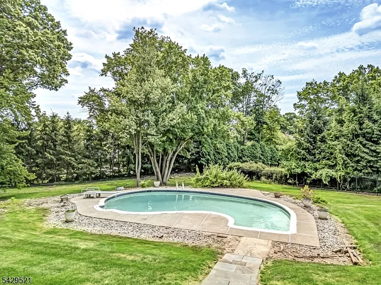136 Carlough Rd — Photo 31