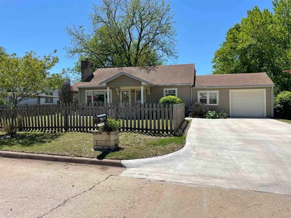 1703 E 7th Ave, Winfield, KS 67156