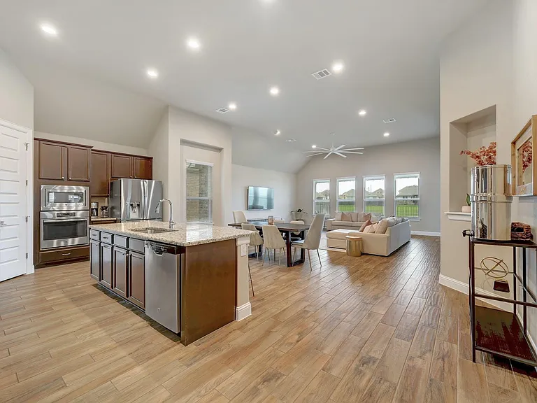 6813 Leonardo Dr — Photo 6