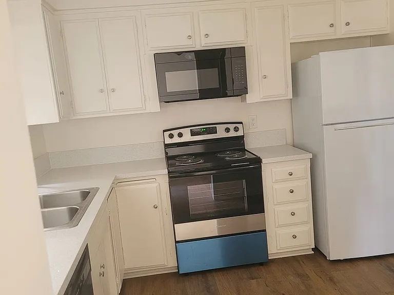 100 - Kimberly Apartments — Photo 20