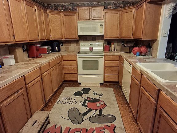 Kitchen the previous tenant.