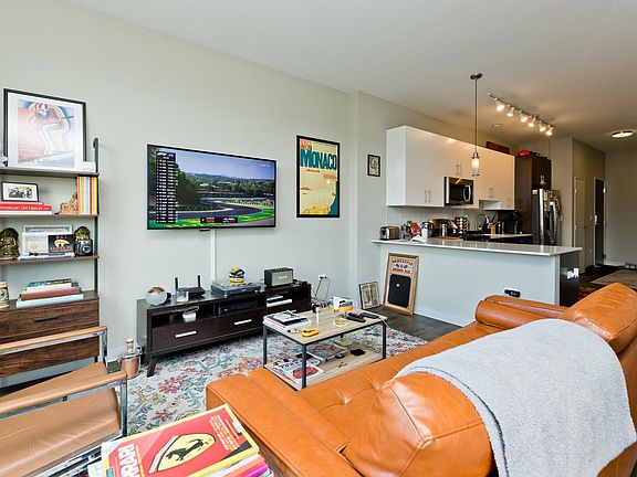 5th image of 853 W Grand Ave #606