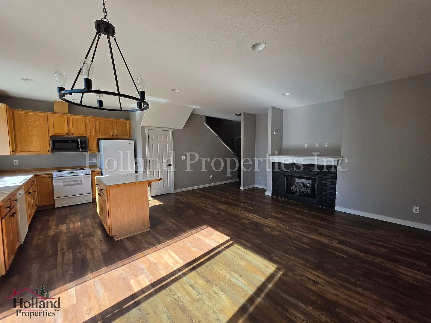 Stunning & Spacious 3-Bedroom Home In Beaverton Vaulted Ceilings & A/C! New Price $2,295!! — Photo 2
