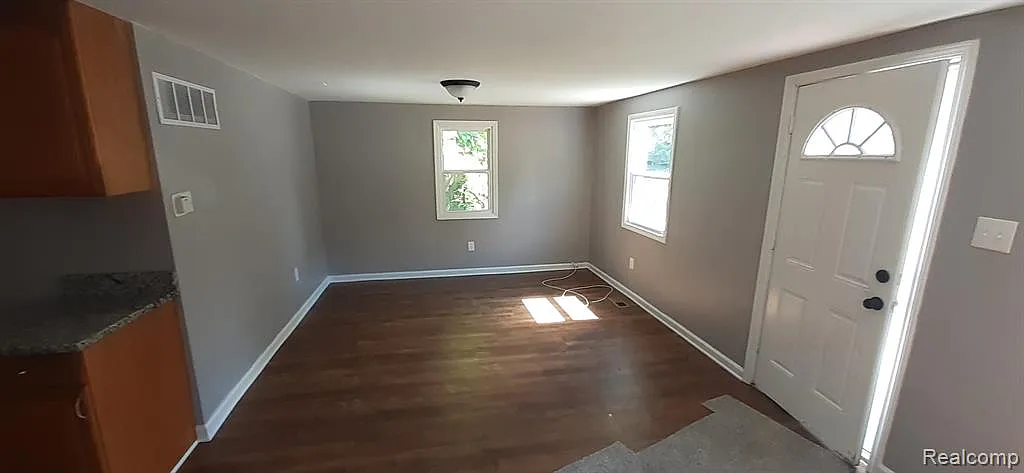 2 bed, 1.0 bath, 830 sqft, $995 — Photo 2