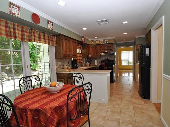 Large Eat-In Kitchen