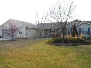 1074 Forest Hills Dr, Howards Grove, WI 53083