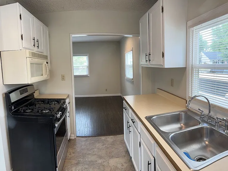 1431 Lincoln Dr — Photo 3