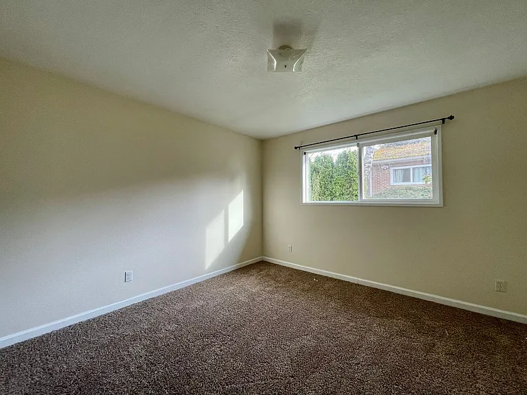 Gresham Duplex with Private Yard and a Single Car Garage! Gresham Station! — Photo 6