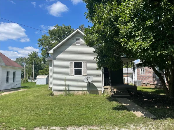 705 Maple Ave, Paris, IL 61944