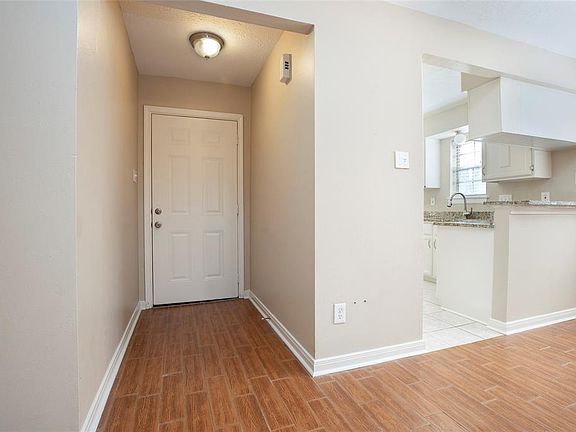 2nd image of 2911 Royal Glen Dr