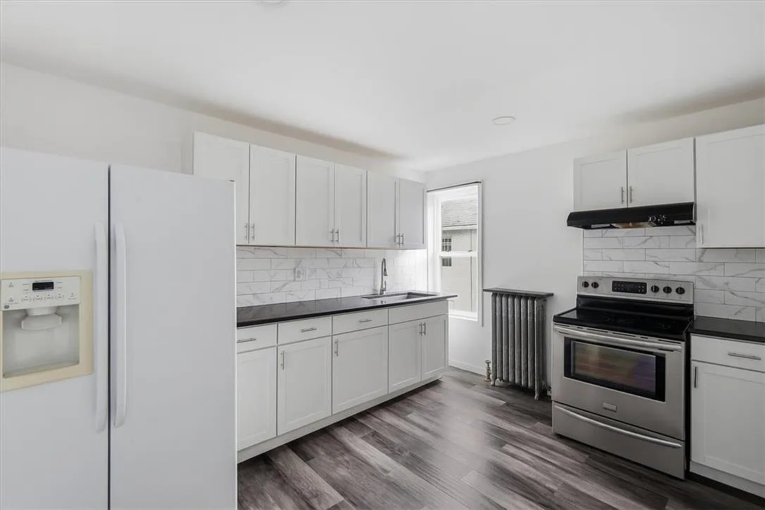 3 bed, 1.0 bath, 976 sqft, $1,575 — Photo 3