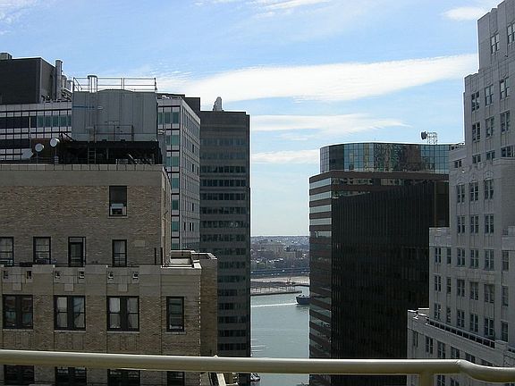 3rd image of 99 John St APT 914