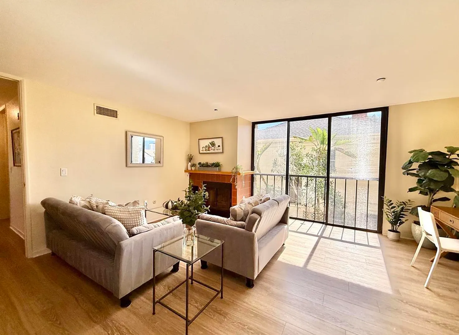2 bed, 2.0 bath, 968 sqft, $2,700 — Photo 1