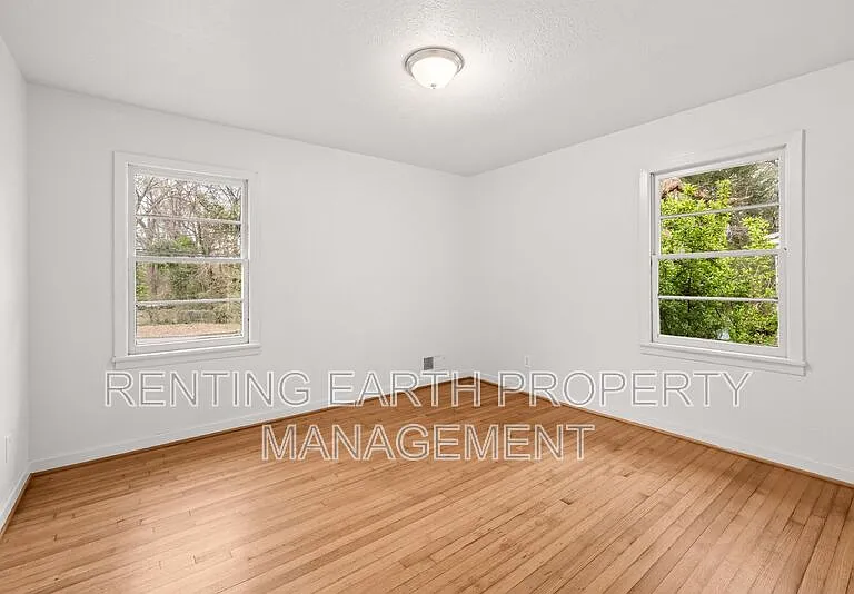 221 Lawson Rd — Photo 10
