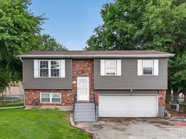 2220 Vadalabene Dr, Maryville, IL 62062