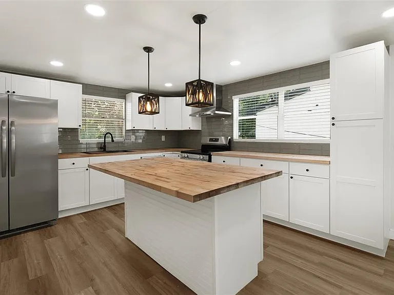2329 W Beach St — Photo 16