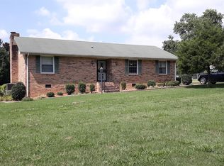 1107 N Charlotte St, Dickson, TN 37055