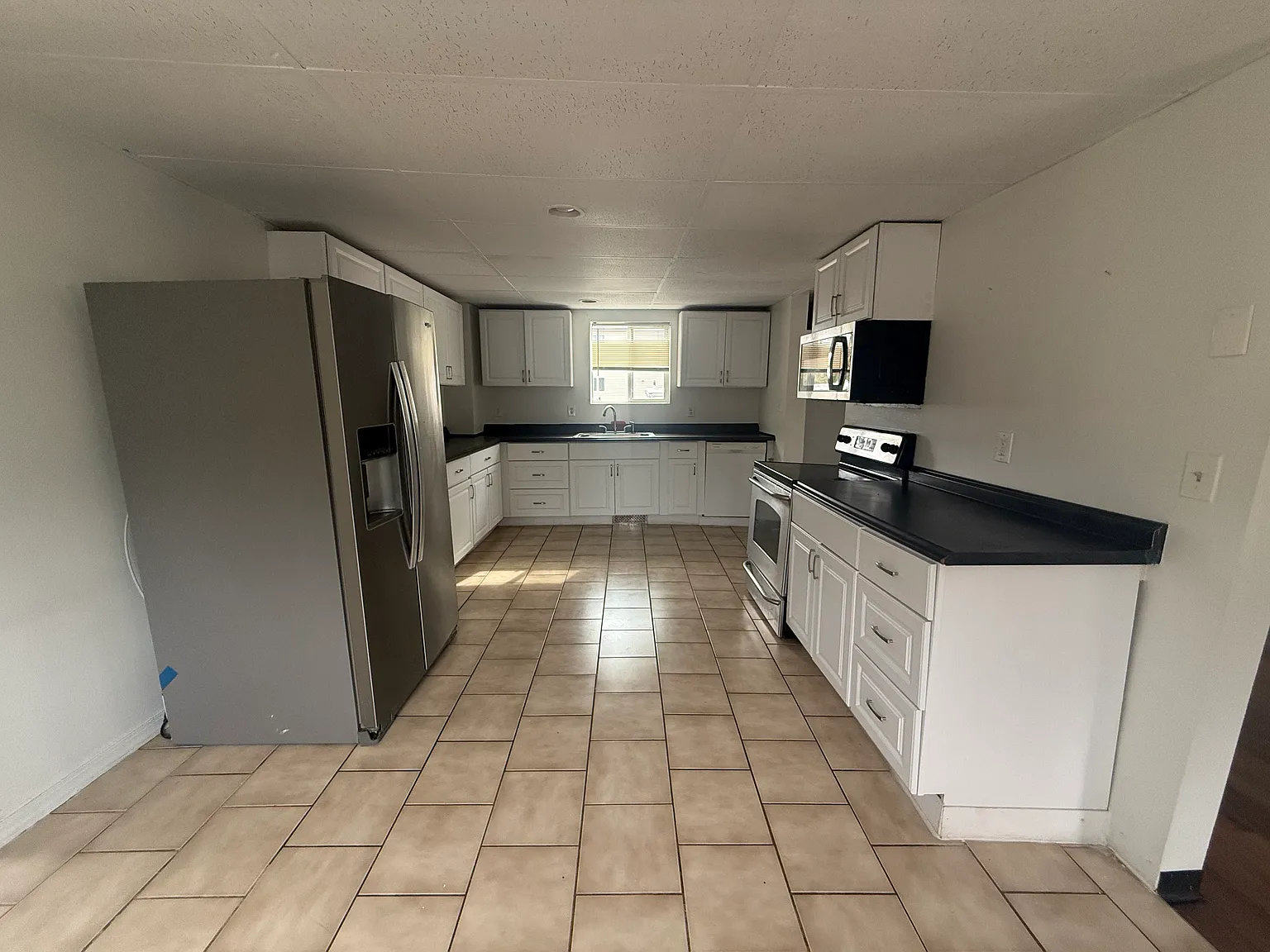 3 bed, 1600 sqft, $3,000 — Photo 2