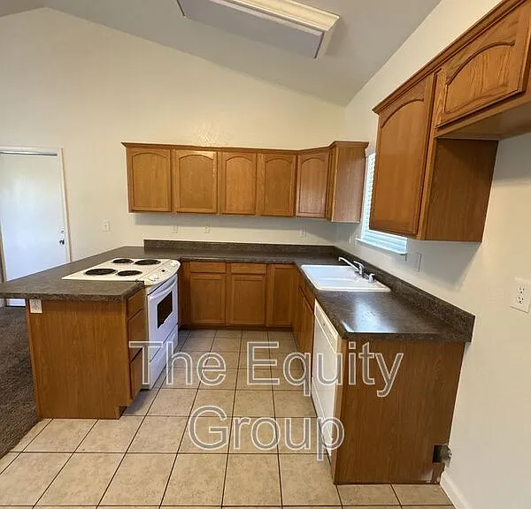 1319 S Crowe St #D — Photo 5