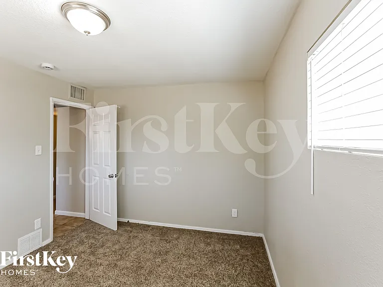 2711 W Elm St — Photo 11