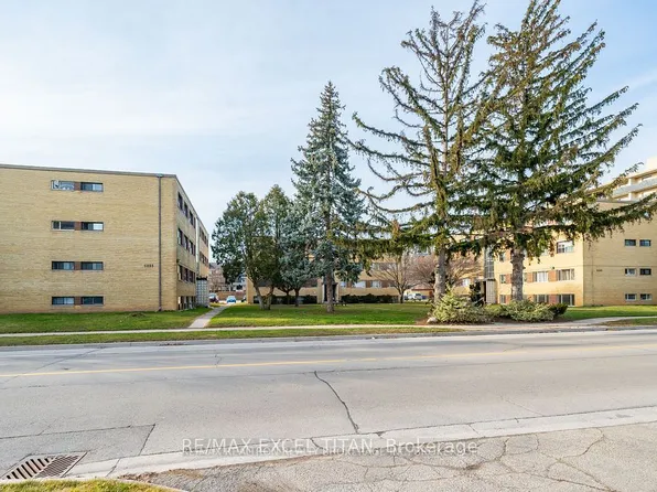 799 Robinson St #9, Burlington, ON L7R 2L4
