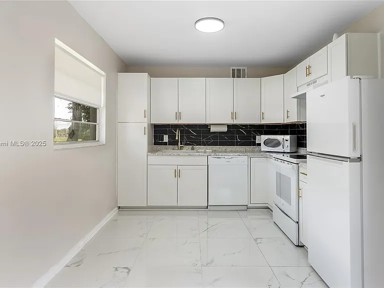 251 SW 132nd Way — Photo 8