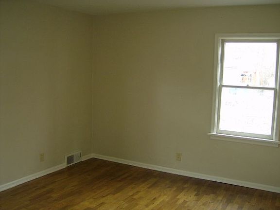 5th image of 539 Parkhill Dr