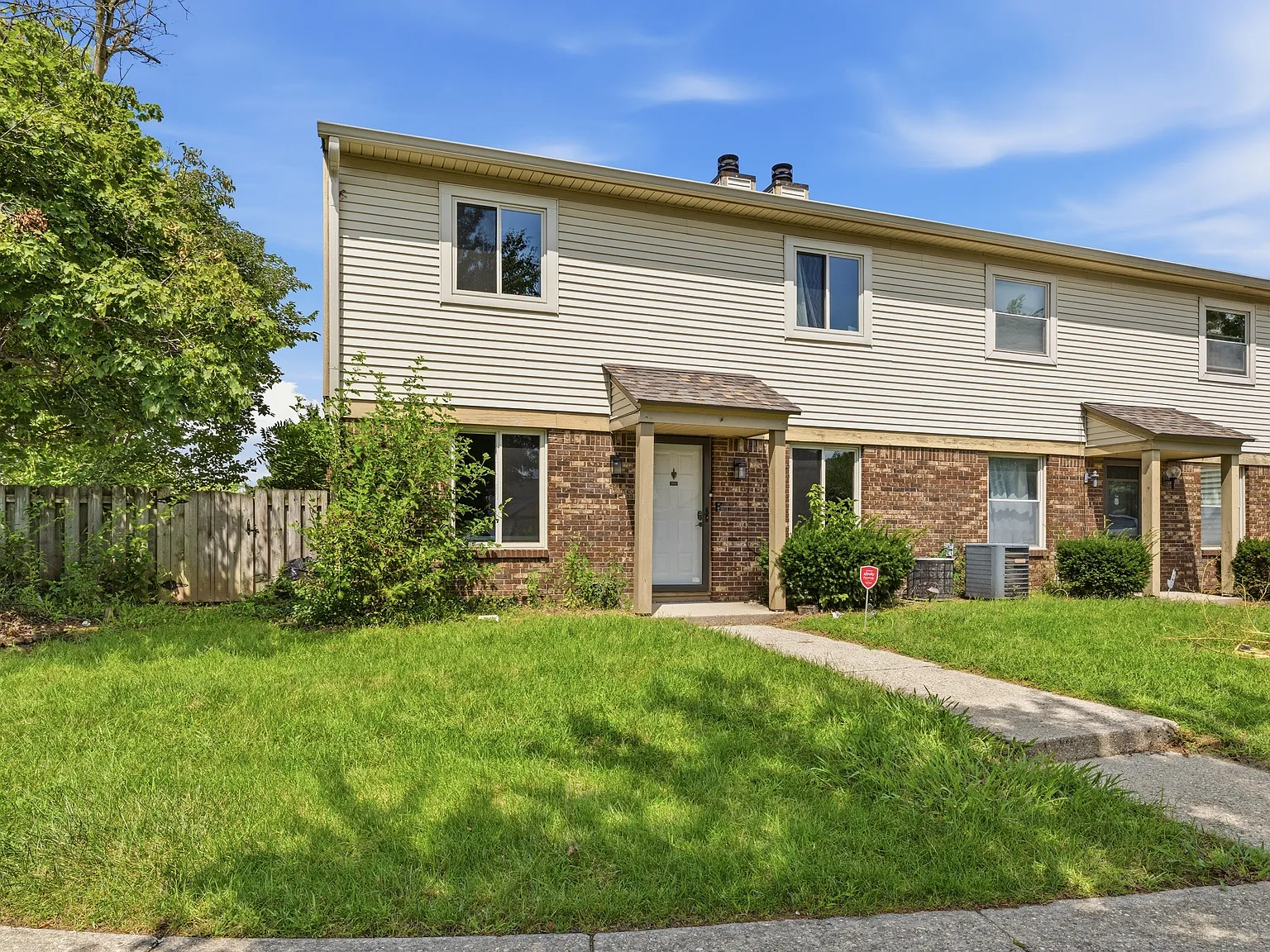 3 bed, 1.5 bath, 1404 sqft, $1,700 — Photo 2
