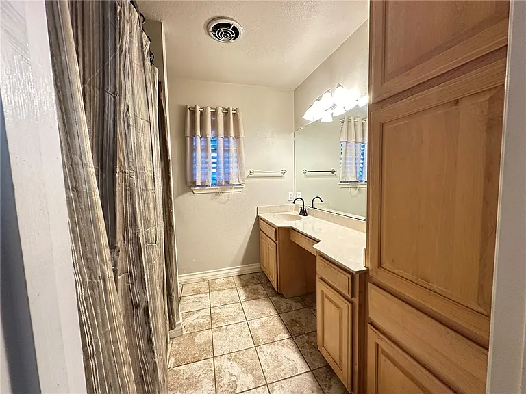2114 Saint Charles Dr — Photo 11