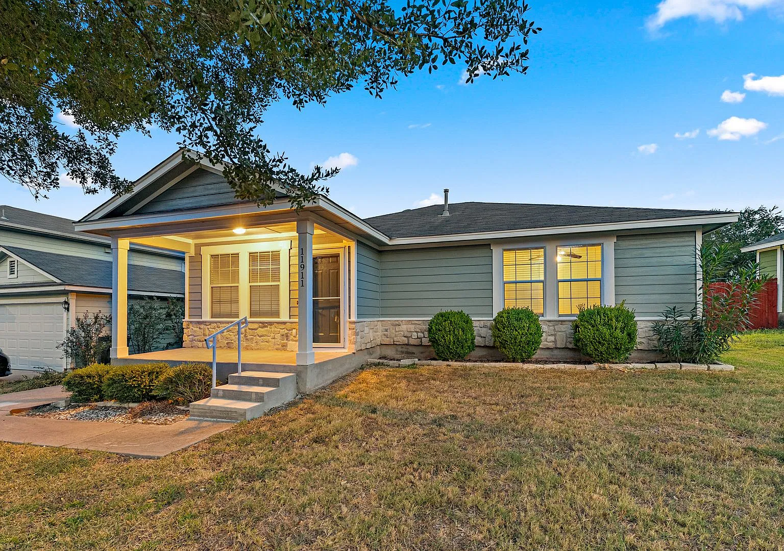 Stunning 2 bedrooms, 2 bathrooms home in Manor — Photo 3