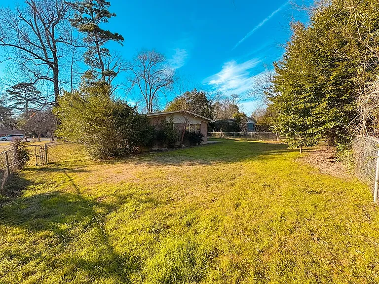 1608 McCann Rd — Photo 2
