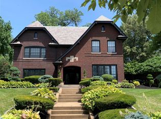 2 Ridgemoor Dr, Saint Louis, MO 63105