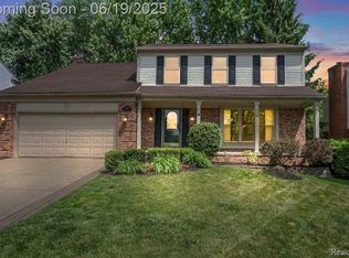 205 Saxon Ct, Rochester Hills, MI 48307