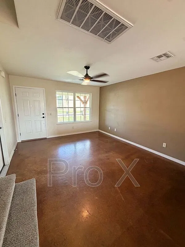 3 bed, 2.0 bath, 1560 sqft, $1,330 — Photo 2