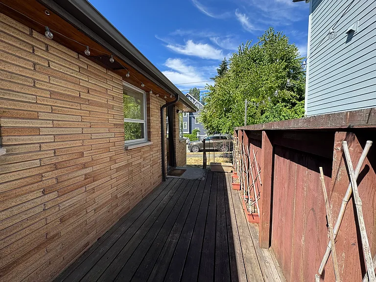 Deck area to front on house